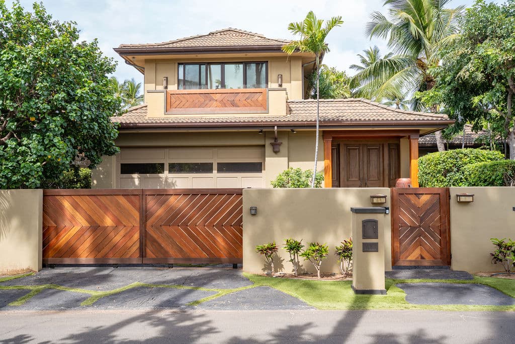 Herringbone Hardwood Double Driveway Gate — Maui